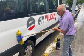 Ataşehir’de yağan yağmurda aracını yıkadı