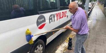 Ataşehir’de yağan yağmurda aracını yıkadı