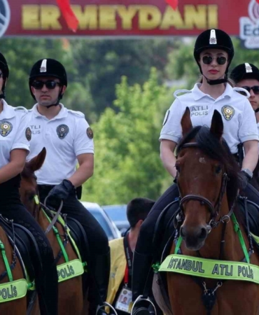 Atlı polisler Kırkpınar’da devriye geziyor