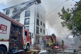 Avcılar’da hurdacıda korkutan yangın, patlayan bidonlar binanın çatısına uçtu