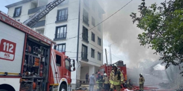 Avcılar’da hurdacıda korkutan yangın, patlayan bidonlar binanın çatısına uçtu