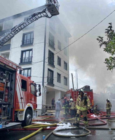 Avcılar’da hurdacıda korkutan yangın, patlayan bidonlar binanın çatısına uçtu