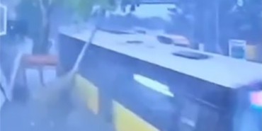 Avcılar’da İETT otobüsü, park halindeki araçlara böyle çarptı, ortalık savaş alanına döndü