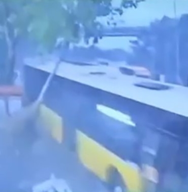 Avcılar’da İETT otobüsü, park halindeki araçlara böyle çarptı, ortalık savaş alanına döndü