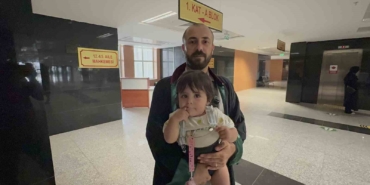 Avukat baba duruşmalara kucağında bebeğiyle girdi