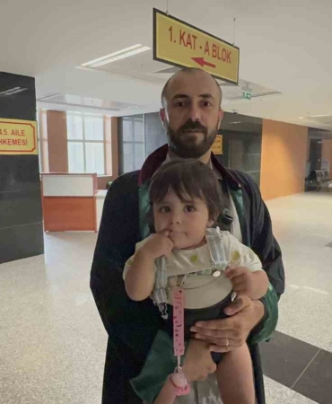 Avukat baba duruşmalara kucağında bebeğiyle girdi