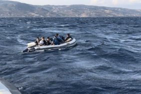 Ayvacık açıklarında 10 kaçak göçmen kurtarıldı, 12 kaçak göçmen yakalandı