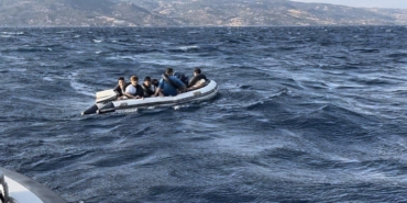 Ayvacık açıklarında 10 kaçak göçmen kurtarıldı, 12 kaçak göçmen yakalandı