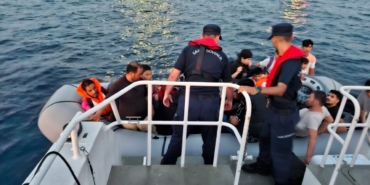 Ayvalık açıklarında 11’i çocuk 30 düzensiz göçmen yakalandı
