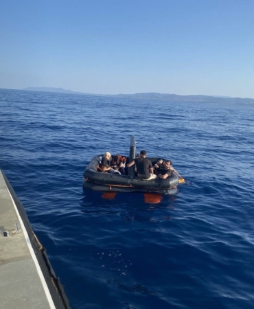 Ayvalık açıklarında 4’ü çocuk 18 düzensiz göçmen kurtarıldı