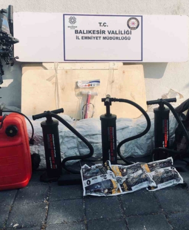 Ayvalık’ta polis 7 düzensiz göçmen ve 2 organizatörü kıskıvrak yakaladı