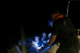 Ayvalık’ta Sahil Güvenlik Türk karasularına itilen 14 düzensiz göçmen ve 13 çocuğu kurtardı