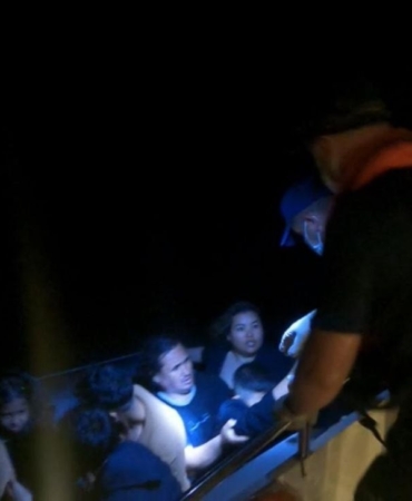 Ayvalık’ta Sahil Güvenlik Türk karasularına itilen 14 düzensiz göçmen ve 13 çocuğu kurtardı