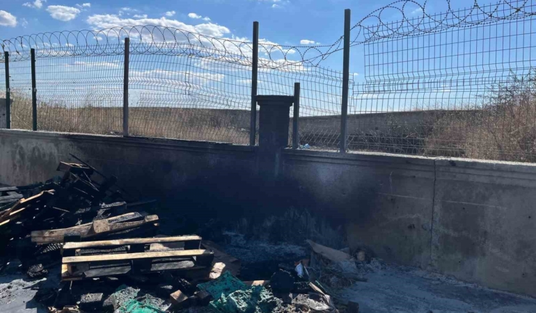 Babaeski’de bir iş yerinde çıkan yangın tarlaya sıçradı