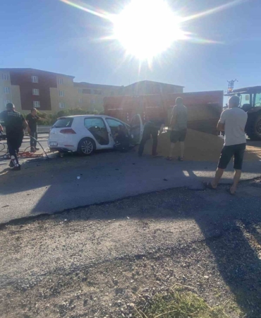 Babaeski’de otomobil ile traktör çarpıştı: 2 yaralı