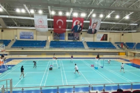 Badminton müsabakaları katılımcılar arasında dostane rekabetle oynandı