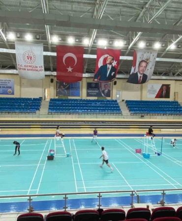 Badminton müsabakaları katılımcılar arasında dostane rekabetle oynandı