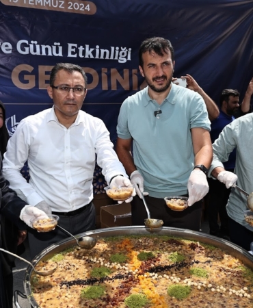 Bağcılar Belediyesi’nden aşure ikramı