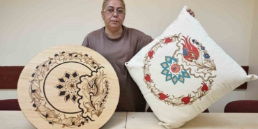 Bağcılar’da 52 yaşındaki kadının hobi olarak başladığı ahşap yakma sanatı gelir kapısı oldu