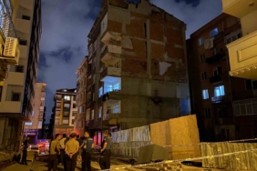 Bahçelievler’de 6 katlı bir binadan düşen tuğla parçaları nedeniyle bina tedbir amacıyla boşaltıldı