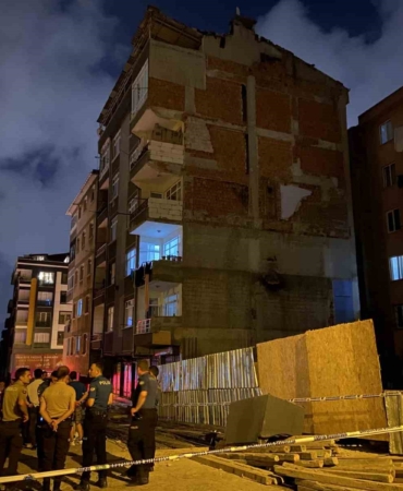 Bahçelievler’de 6 katlı bir binadan düşen tuğla parçaları nedeniyle bina tedbir amacıyla boşaltıldı