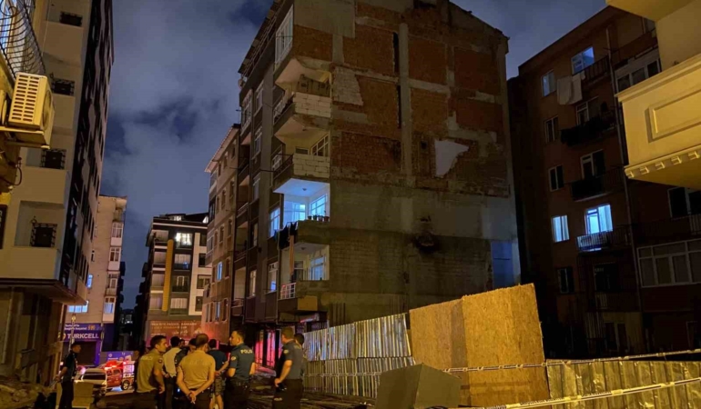 Bahçelievler’de 6 katlı bir binadan düşen tuğla parçaları nedeniyle bina tedbir amacıyla boşaltıldı