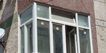 Bahçelievler’de gündüz vakti hırsızlık yapan şahıs kıskıvrak yakalandı: Zanlı itfaiye merdiveniyle aşağı indirildi