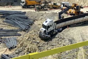 Bahçelievler’de inşaat alanında freni boşalan demir yüklü tır otomobili biçti