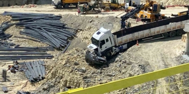 Bahçelievler’de inşaat alanında freni boşalan demir yüklü tır otomobili biçti