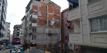 Bahçelievler’de tahliye edilen bina havadan görüntülendi