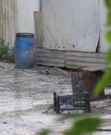 Bahçesinde kedi büyüklüğünde farelerin cirit attığı tesis, yaydığı kokuyla mahalleliyi bezdirdi