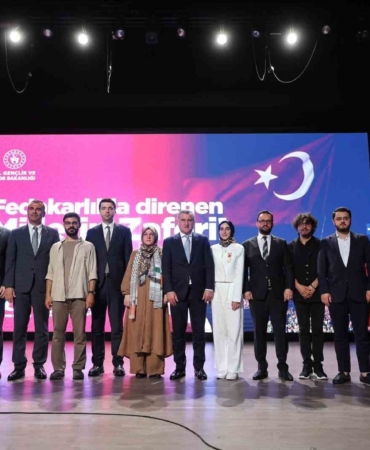 Bakan Bak: "Hiçbir ülkenin milleti tanka yumruk atmaz, işte biz böyle bir milletiz"