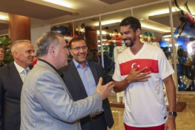 Bakan Bak’tan Paris Olimpiyatlarına hazırlanan sporculara destek ziyareti