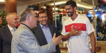 Bakan Bak’tan Paris Olimpiyatlarına hazırlanan sporculara destek ziyareti