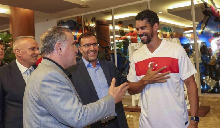 Bakan Bak’tan Paris Olimpiyatlarına hazırlanan sporculara destek ziyareti