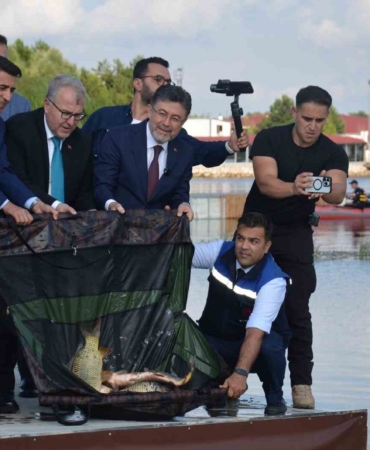 Bakan Yumaklı, Pelitözü Göleti’ne 200 adet sazan balığı salımı gerçekleştirdi