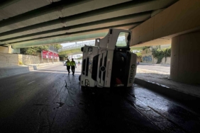 Bakırköy’de 4 kişinin hayatını kaybettiği noktada tır üst geçide çarparak devrildi