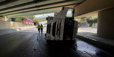 Bakırköy’de 4 kişinin hayatını kaybettiği noktada tır üst geçide çarparak devrildi