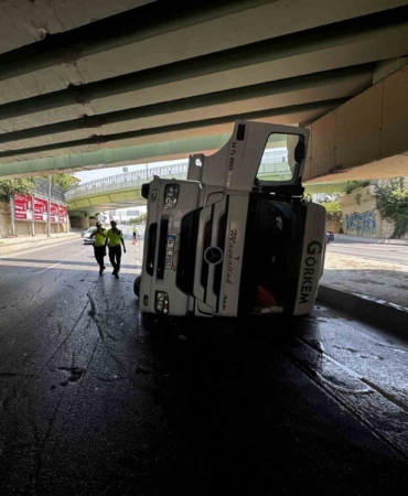 Bakırköy’de 4 kişinin hayatını kaybettiği noktada tır üst geçide çarparak devrildi