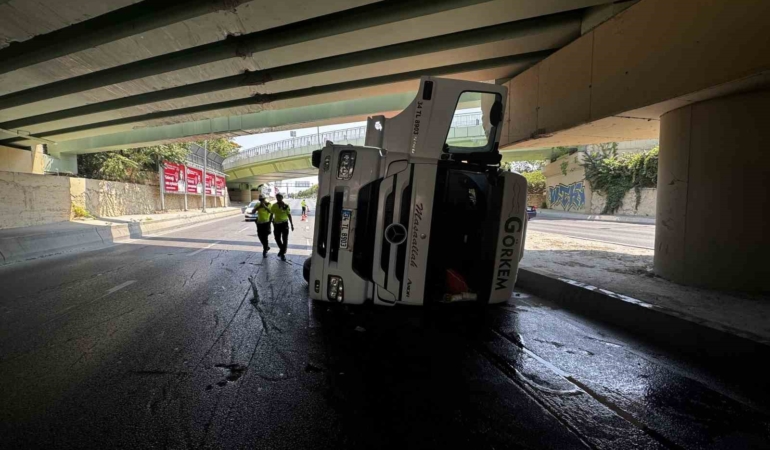 Bakırköy’de 4 kişinin hayatını kaybettiği noktada tır üst geçide çarparak devrildi