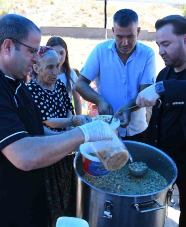 Balıkesir Büyükşehir, Macarlar ve Kabakdere’de aşure hayrı düzenledi