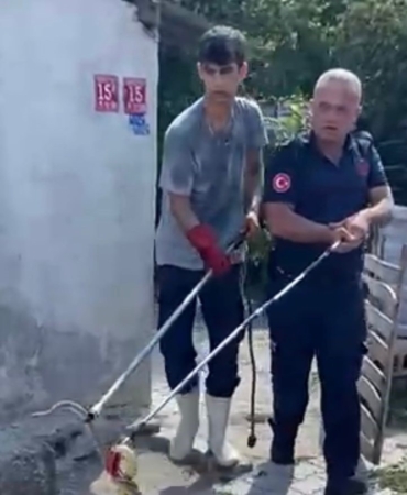 Balıkesir Manyas’ta eve giren yılan itfaiyeciler tarafından çıkarıldı