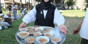 Balıkesir’de kadın muhtar mahallesinde aşure hayrı düzenledi