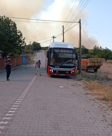 Balıkesir’de ormanlık alana sıçrayan yangın sürüyor
