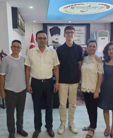 Bandırma İlçe Milli Eğitim Müdürü, Türkiye birincilerini makamında ağırladı