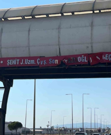 Bandırma’da 13 gün arayla aynı üst geçide ikinci kez tır dorsesi çarptı