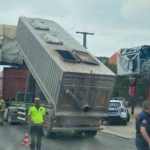 Bandırma’da dorsesi açık kalan tır üst geçide vurdu