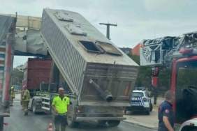 Bandırma’da dorsesi açık kalan tır üst geçide vurdu