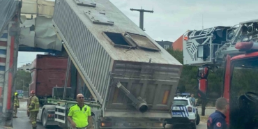 Bandırma’da dorsesi açık kalan tır üst geçide vurdu
