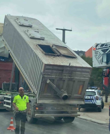 Bandırma’da dorsesi açık kalan tır üst geçide vurdu